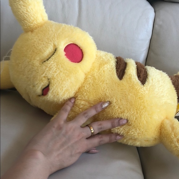 Cuddle me pikachu Pokémon plushy plushi - Picture 2 of 7